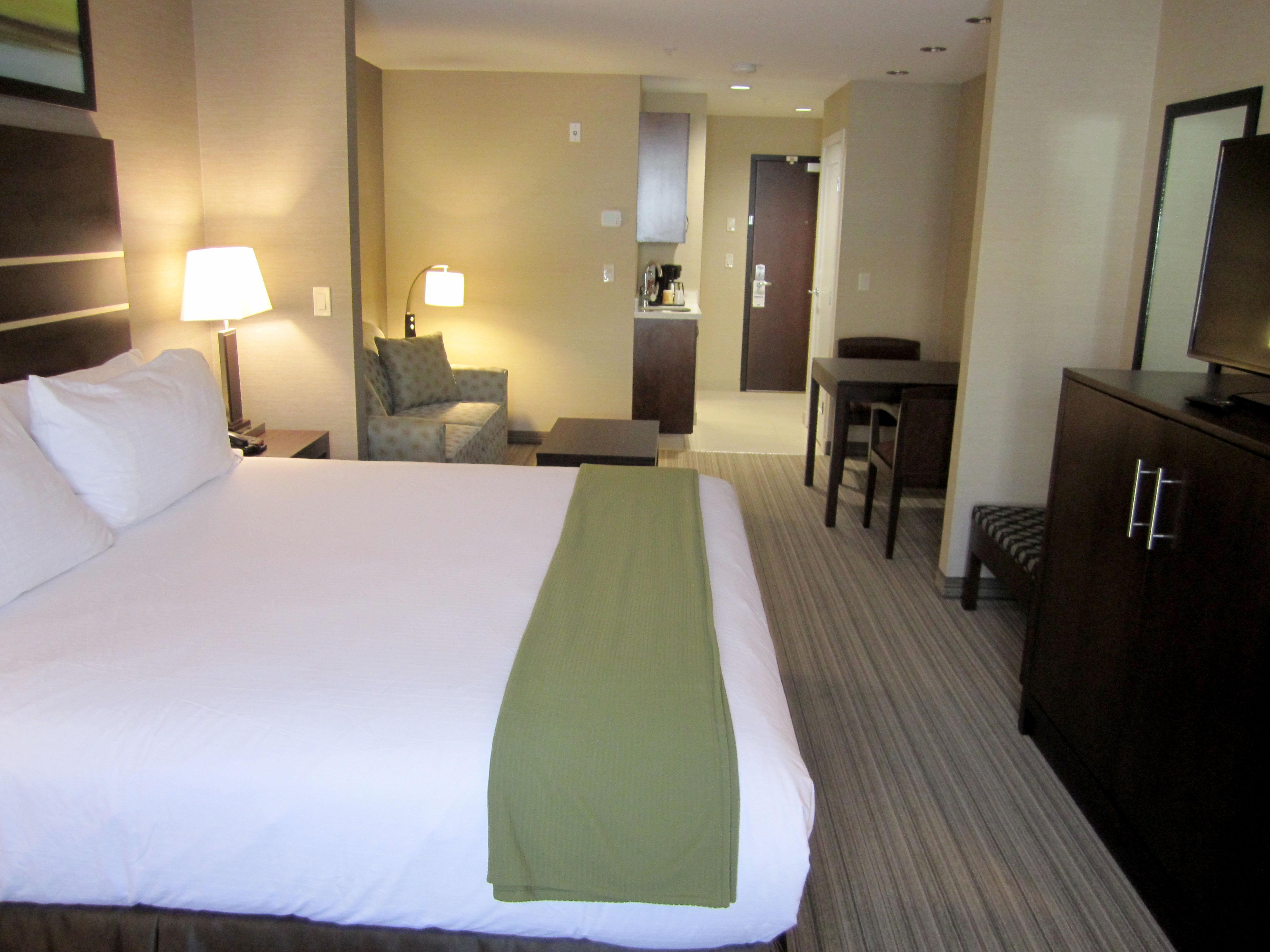 Holiday Inn Express Golden-Kicking Horse By Ihg Exterior foto