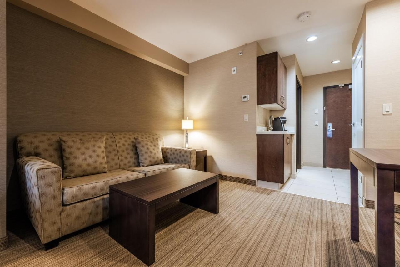 Holiday Inn Express Golden-Kicking Horse By Ihg Exterior foto
