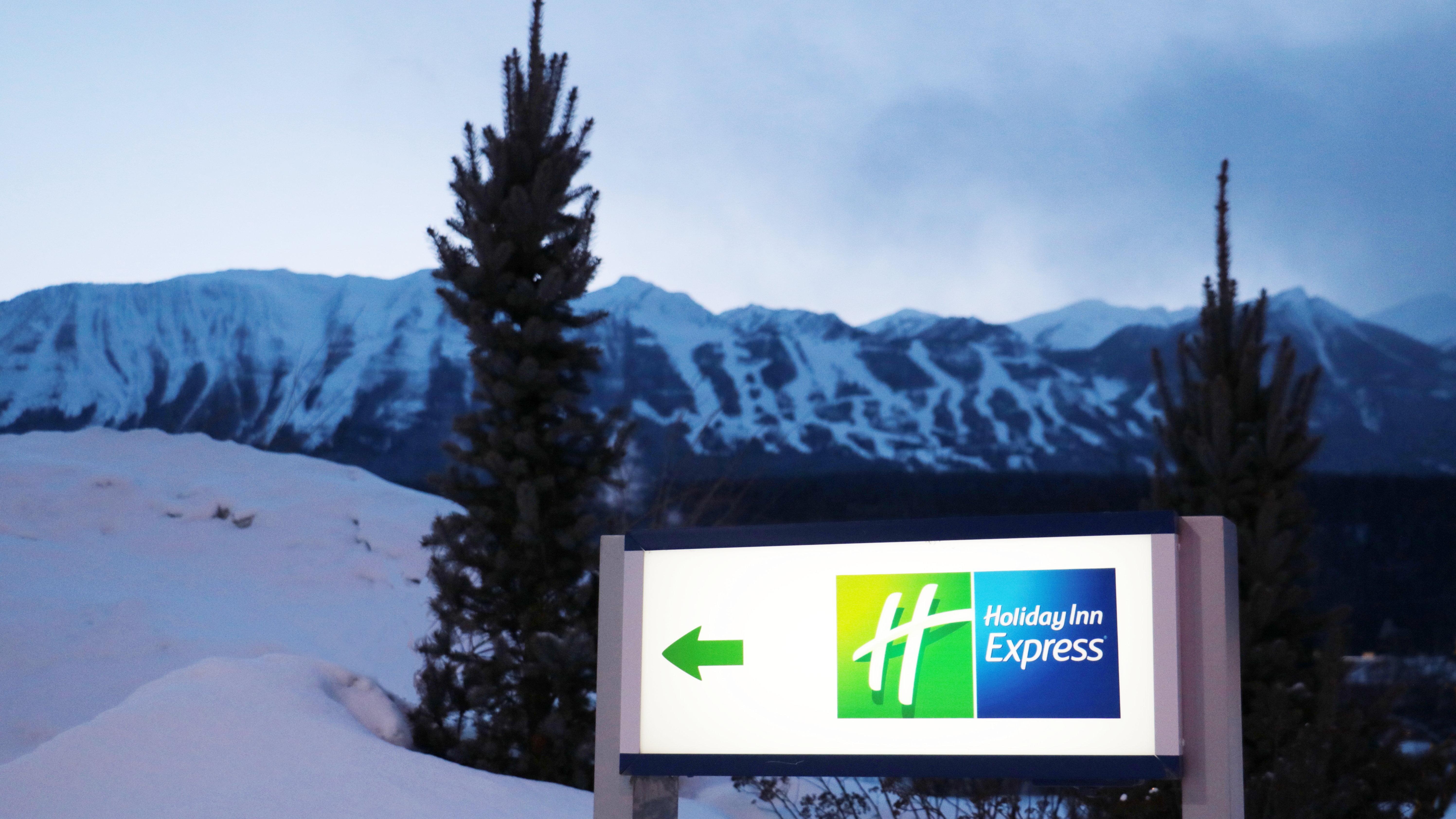 Holiday Inn Express Golden-Kicking Horse By Ihg Exterior foto