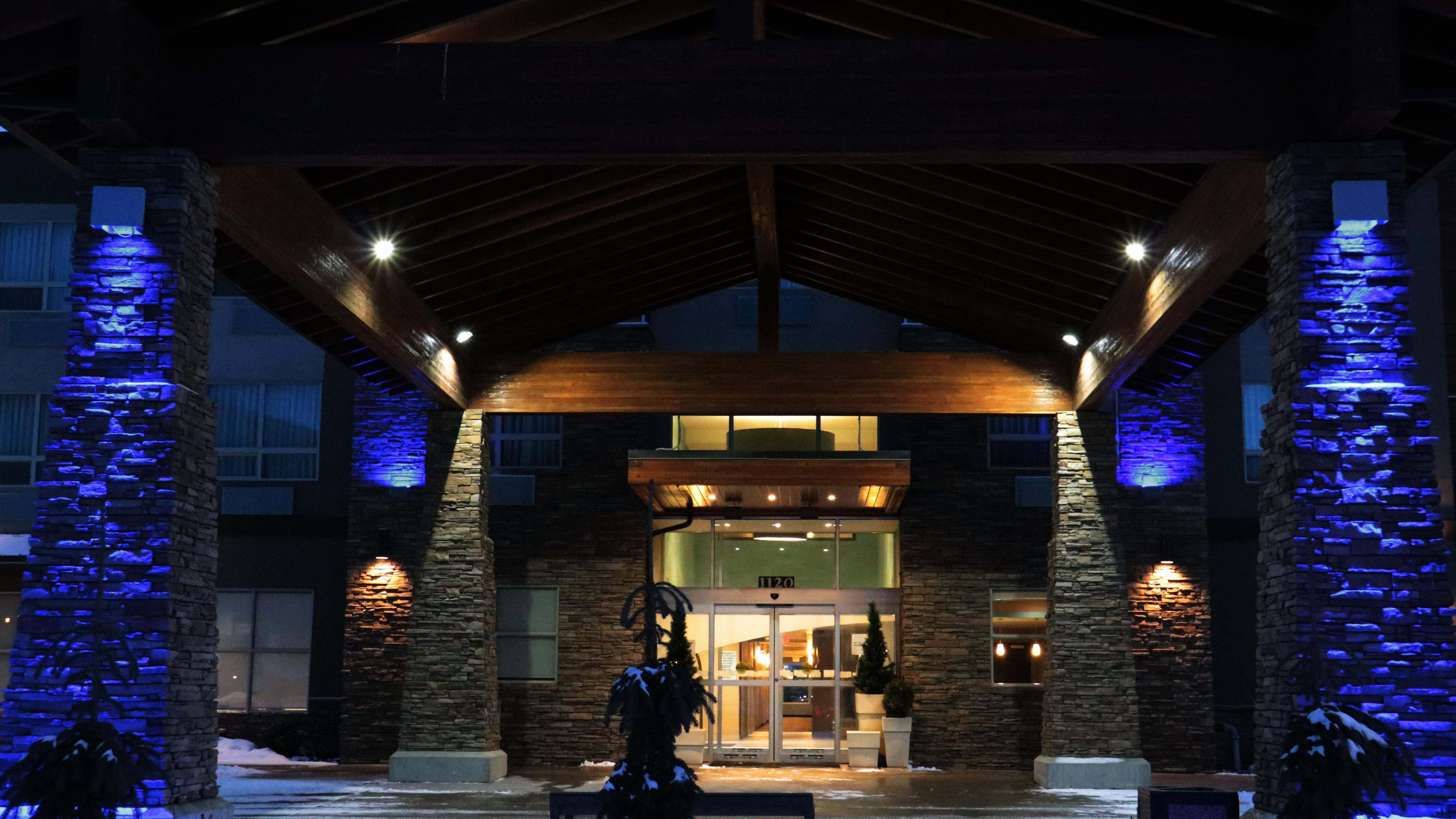 Holiday Inn Express Golden-Kicking Horse By Ihg Exterior foto