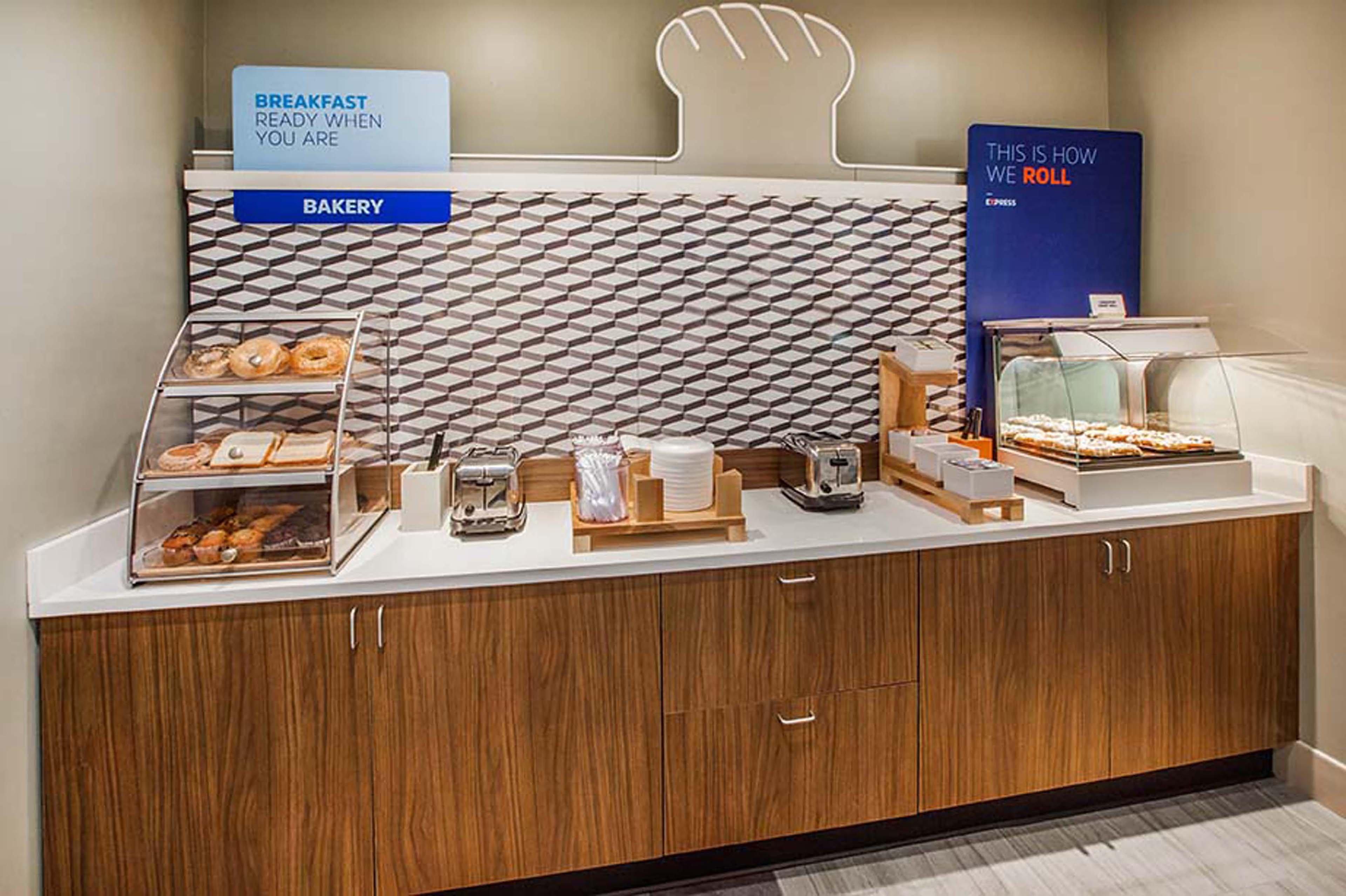 Holiday Inn Express Golden-Kicking Horse By Ihg Exterior foto