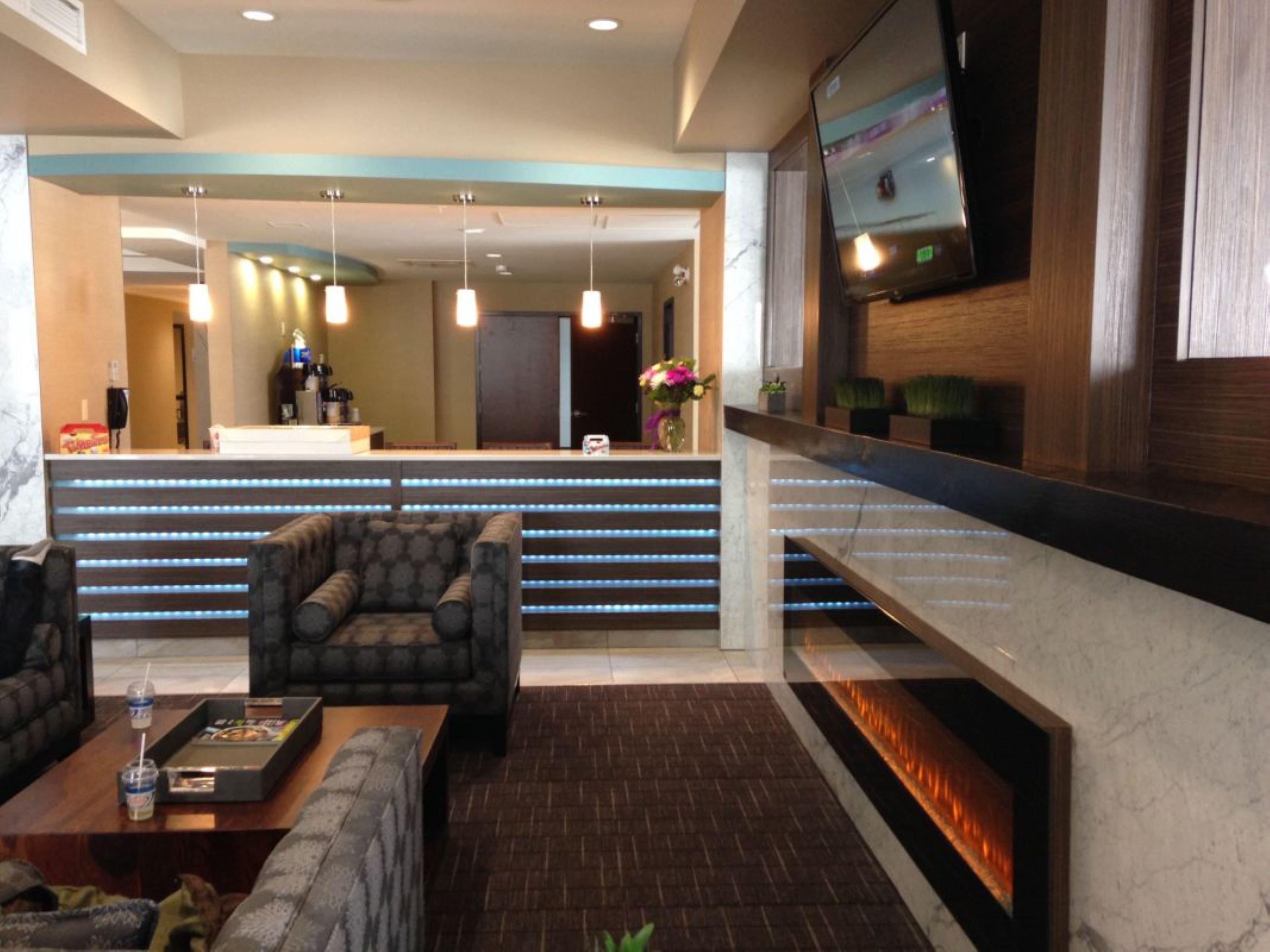 Holiday Inn Express Golden-Kicking Horse By Ihg Exterior foto