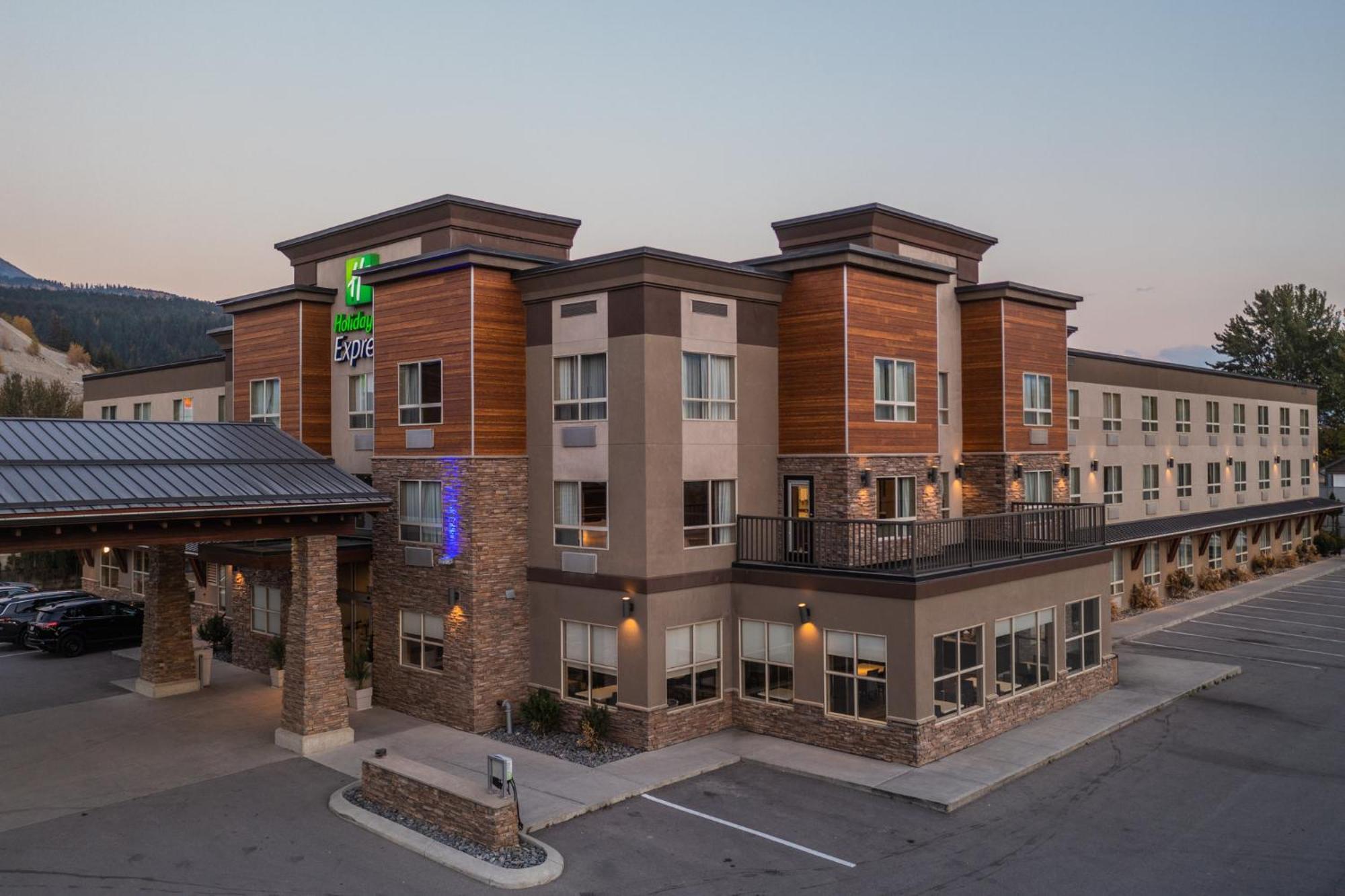 Holiday Inn Express Golden-Kicking Horse By Ihg Exterior foto