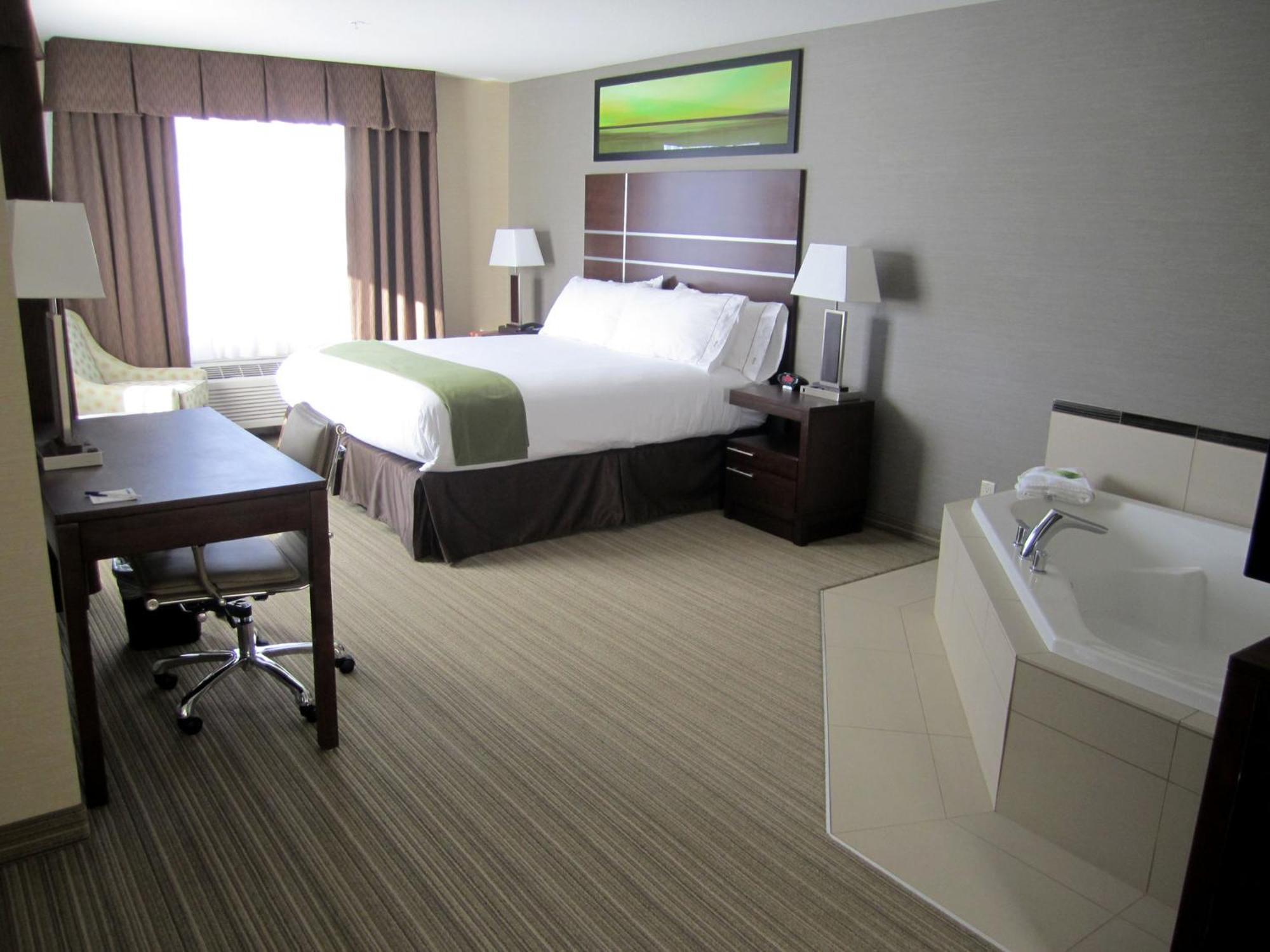 Holiday Inn Express Golden-Kicking Horse By Ihg Exterior foto